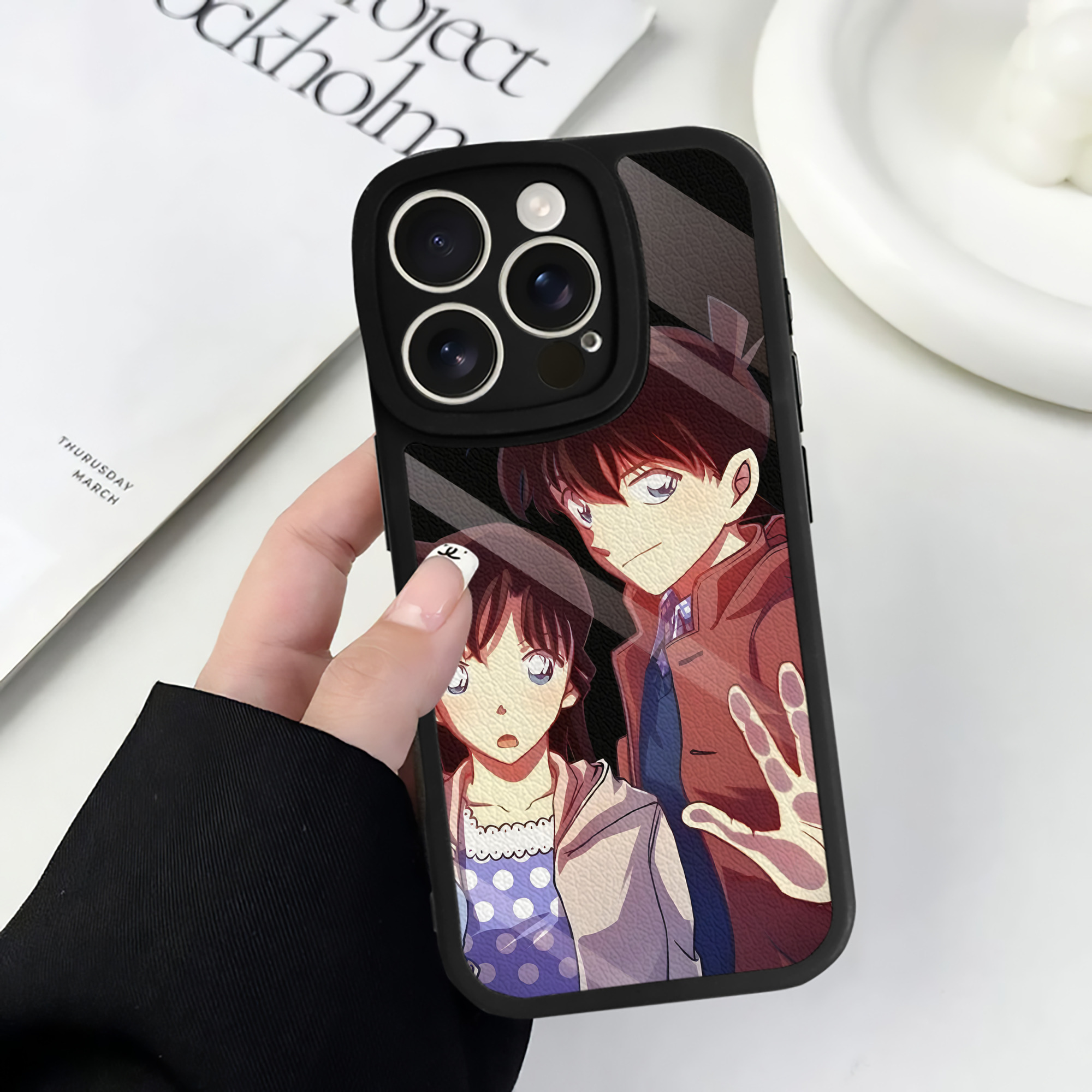 （画像用） 名探偵コナン Detective Conan 【iPhone 16シリーズ対応】シリコンスマホケース（レザー調） 材質：シリコン